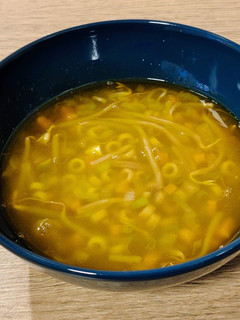 Una foto de Sopa de verduras al curry rojo