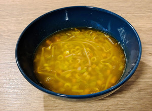 Una foto de Sopa de verduras al curry rojo