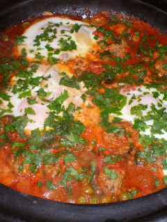 Una foto de Tajine de albóndigas de cordero y huevo (kofta tajine)