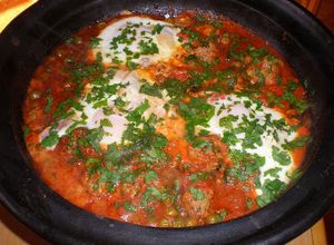 Una foto de Tajine de albóndigas de cordero y huevo (kofta tajine)