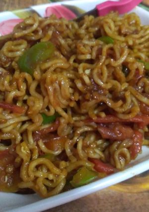 चिली नूडल्स (Chilli noodles recipe in Hindi) रेसिपी मुख्य फोटो