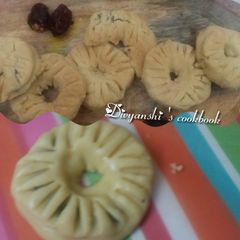 A picture of Date doughnut cookies.