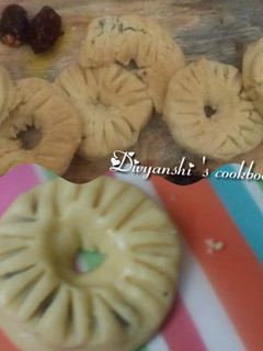 A picture of Date doughnut cookies.