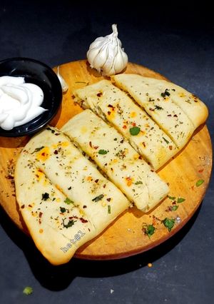 સ્ટફ ગાર્લિક બ્રેડ (Stuff Garlic Bread Recipe In Gujarati) રેસીપી મુખ્ય ફોટો