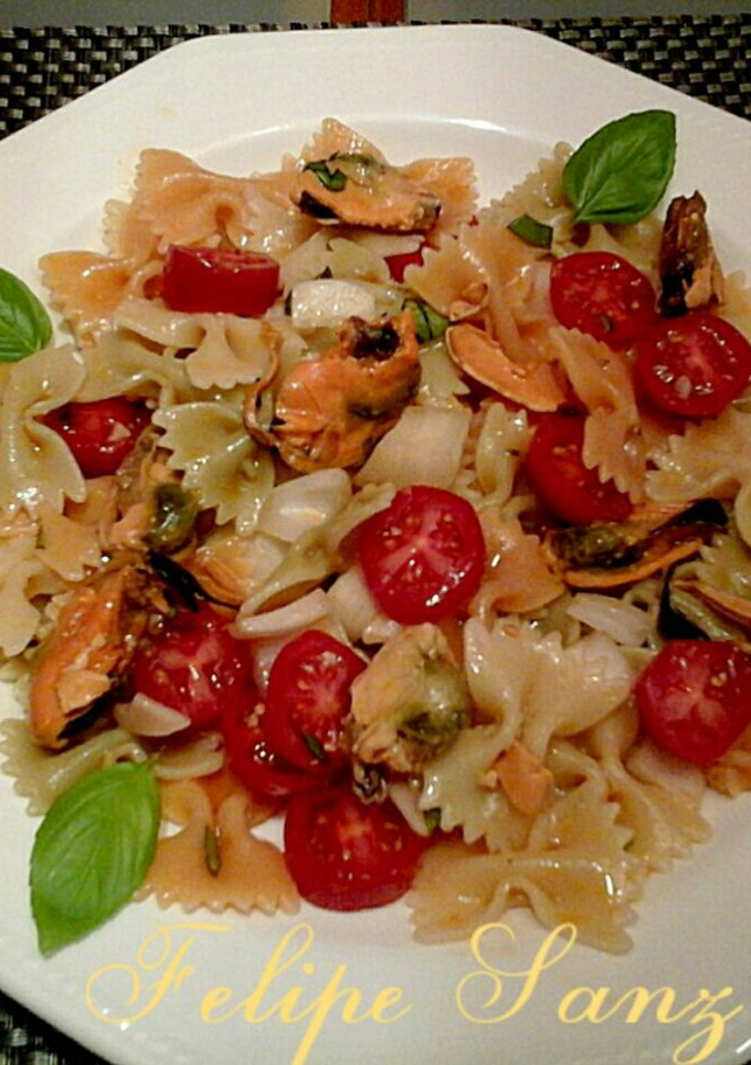 Una foto de Ensalada de pasta y mejillones