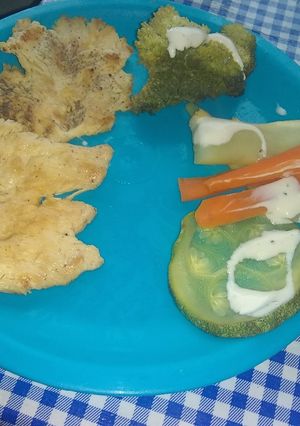 Una foto de Pechugas asadas con vegetales