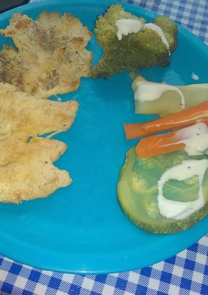 Una foto de Pechugas asadas con vegetales