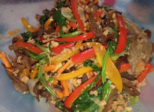 Hình của món 잡채🍲 Miến trộn Hàn Quốc.