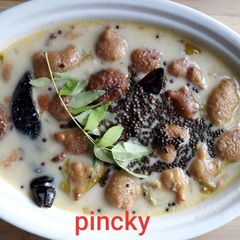 A picture of Dahi gravy with pakuda.