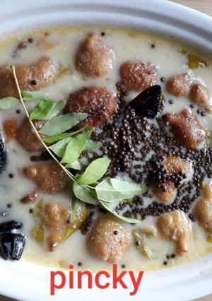 A picture of Dahi gravy with pakuda.