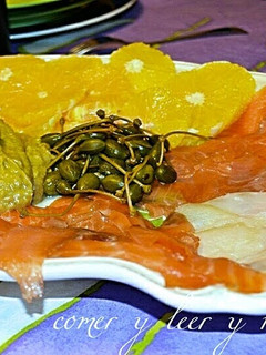Una foto de Ensalada de pescados ahumados, alcaparras, naranjas y guacamole