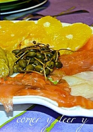 Foto principal de Ensalada de pescados ahumados, alcaparras, naranjas y guacamole
