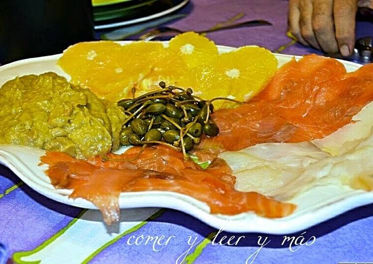 Ensalada de pescados ahumados, alcaparras, naranjas y guacamole