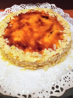 Una foto de Tarta de turrón y yema tostada