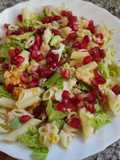 Ensalada de pasta con granada huevo duro y atún al toque picante