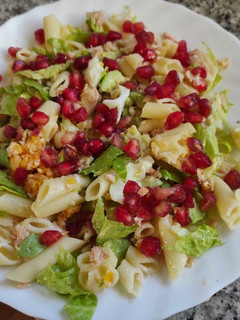 Una foto de Ensalada de pasta con granada huevo duro y atún al toque picante