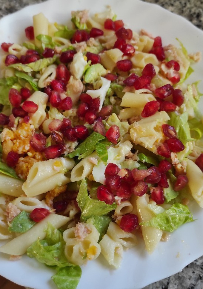 Una foto de Ensalada de pasta con granada huevo duro y atún al toque picante