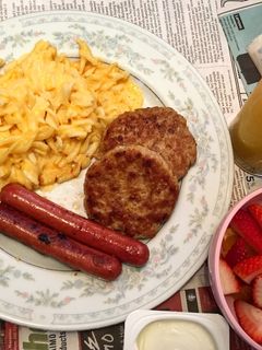 รูปของ อาหารเช้า มักกะโรนีกับชีส ไส้กรอก หมูทอด (Leftovers Breakfast)