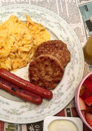 รูปของ อาหารเช้า มักกะโรนีกับชีส ไส้กรอก หมูทอด (Leftovers Breakfast)