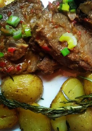 Una foto de Lomo a la salsa de hongos y verdeo con papines al romero