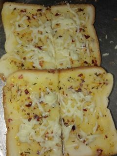 ચીઝ ગાર્લિક બ્રેડ (Cheese Garlic Bread Recipe In Gujarati) રેસીપી મુખ્ય ફોટો