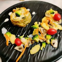 A picture of Baked quinoa rissotto with mushroom sauce and assorted veggies.