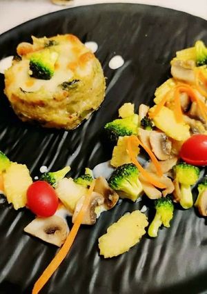 A picture of Baked quinoa rissotto with mushroom sauce and assorted veggies.