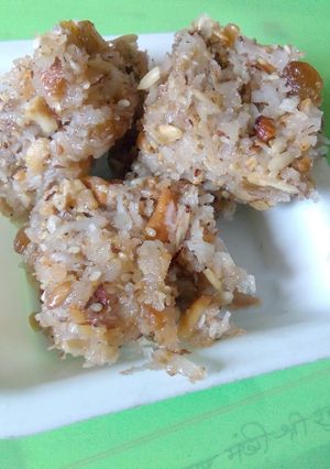 A picture of Coconut dryfruites burfi.