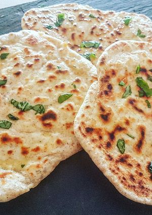 Une photo de Naan avec du gruyère