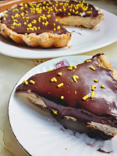 Una foto de Tarta con Crema Pastelera y Ganache de Chocolate