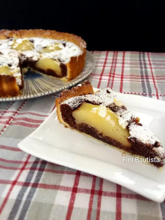 Una foto de Tarta de chocolate y pera en almíbar