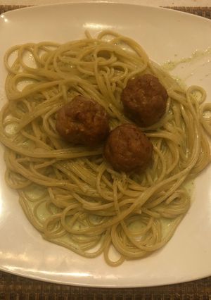 Una foto de Spaghetti al cilantro con albóndigas