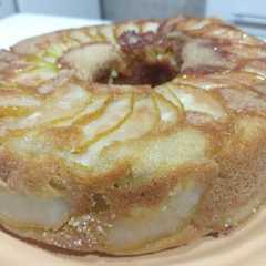 Una foto de Torta invertida de peras