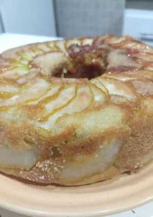 Una foto de Torta invertida de peras