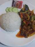 ผัดเครื่องแกงเนื้อราดหน้าข้าว