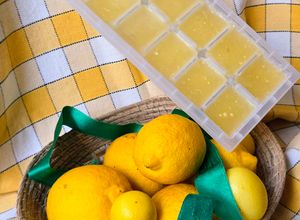 Una foto de Jugo de limón en cubitos 🍋 Limones baratos en invierno para refrescante limonada en verano 🍹