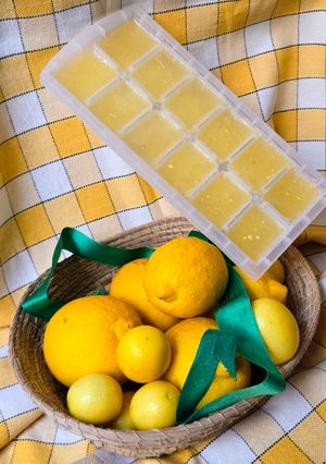 Una foto de Jugo de limón en cubitos 🍋 Limones baratos en invierno para refrescante limonada en verano 🍹