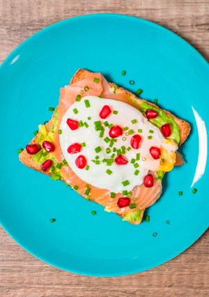 Una foto de Tostada de salmón ahumado y huevo poché
