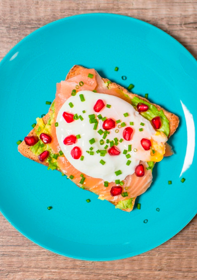 Una foto de Tostada de salmón ahumado y huevo poché