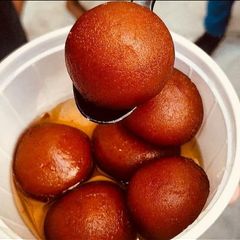 A picture of Gulab jamun.
