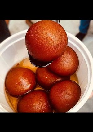A picture of Gulab jamun.
