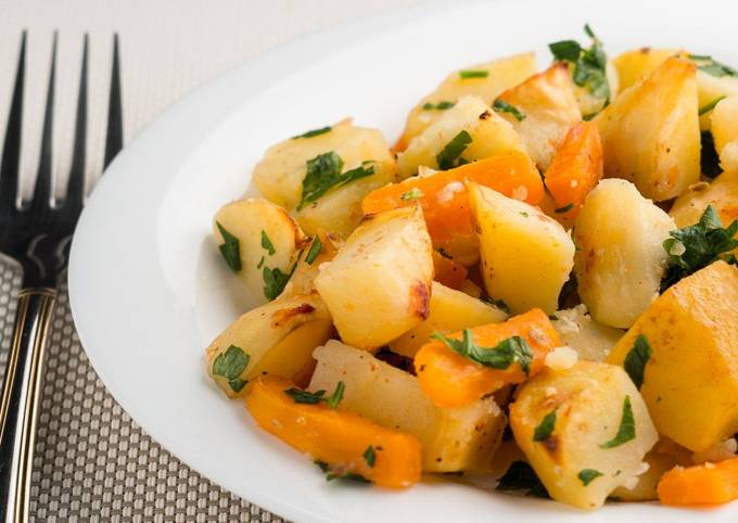 Картофель с розмарином и чесноком запеченный в рукаве - простой и вкусный рецепт с пошаговыми фото
