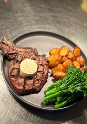 Foto resep Rib eye on the bone, brocollini, and smoked paprika chat potato
