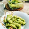 Rigattoni al pesto de almendras con tomates cherry y parmesano rallado
