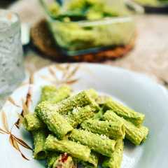 Una foto de Rigattoni al pesto de almendras con tomates cherry y parmesano rallado