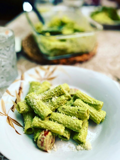Una foto de Rigattoni al pesto de almendras con tomates cherry y parmesano rallado