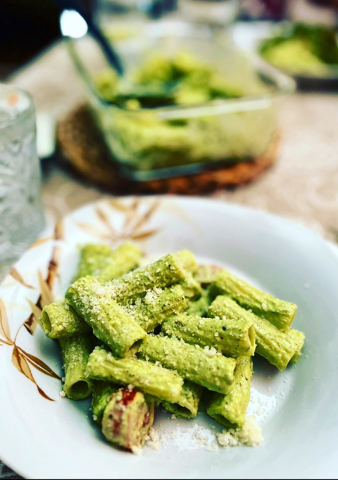 Una foto de Rigattoni al pesto de almendras con tomates cherry y parmesano rallado