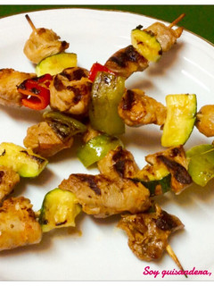 Una foto de Brochetas de ragú de pavo adobado y verduras