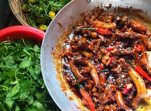 Hình của món Bông mướp xào tỏi Cá bống dừa kho tiêu với tép mỡ.