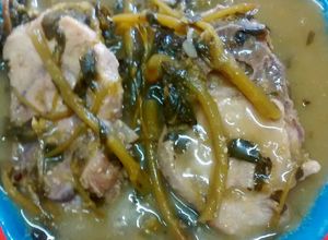 Una foto de Verdolagas con espinazo en salsa verde